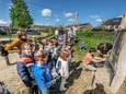 De leerlingen van het derde leerjaar van VBS Sint-Michiel hielpen mee een insectenhotel te vullen op de groenzone 'tStik
