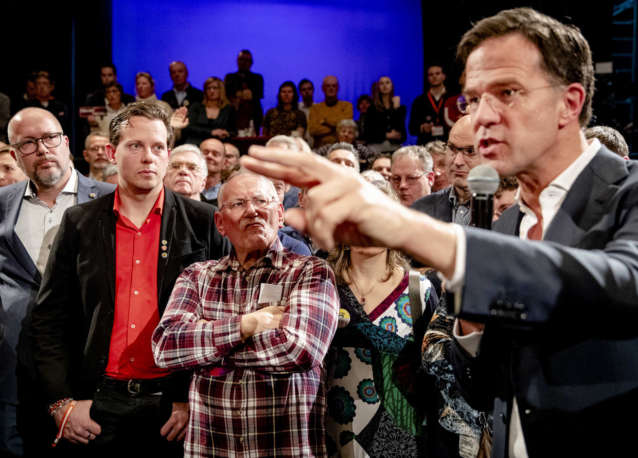 Premier Mark Rutte in gesprek met Zeeuwen, vorig jaar, over de afgeblazen verhuizing van de marinierskazerne. Beeld ANP