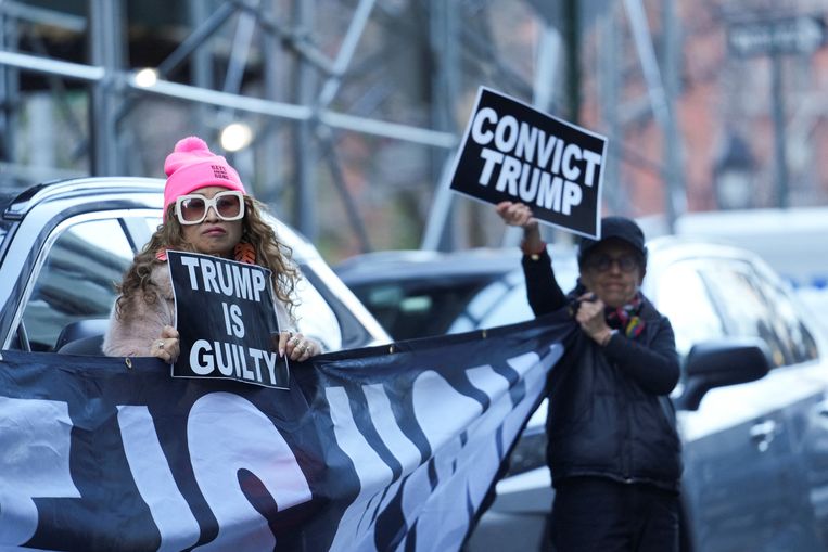 Протестующие против Трампа у здания суда на Манхэттене.  Фото Рейтер