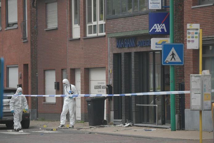 Het bankkantoor van AXA in de Kapelstraat in Essen was het doelwit van de criminelen.