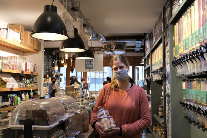 Anneleen De Witte in haar verpakkingsvrije supermarkt Kabas in Mechelen.