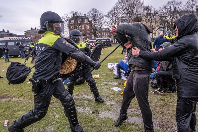 De politie maakte zondagmiddag een einde aan een illegale demonstratie tegen de coronamaatregelen op het Museumplein in Amsterdam.