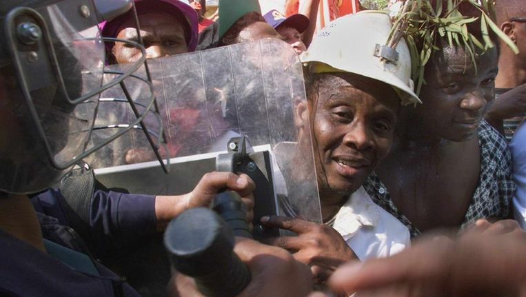 Zuid-Afrikaanse mijnwerkers staken in Pretoria. Beeld ANP