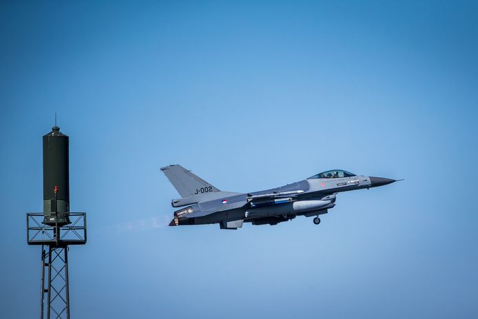 Een F-16 stijgt op bij Vliegbasis Leeuwarden.