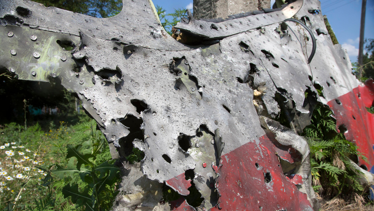 Een onderdeel van vliegtuig MH17. Een Buk-raket heeft het vliegtuig vermoedelijk neergehaald. Beeld AP