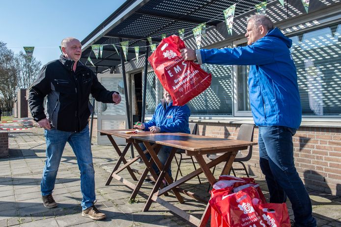 William van den Bosch haalt namens zijn team de 'golfballetjes' de eerste opdracht binnen voor De May Kwist.