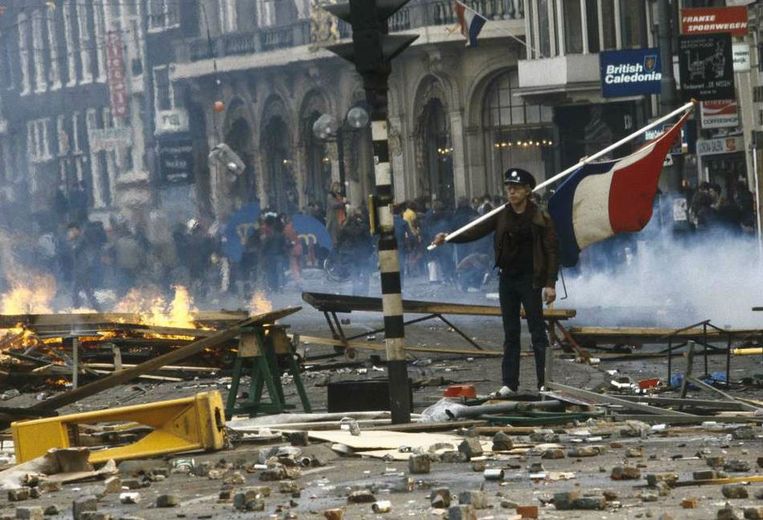 'Geen woning, geen kroning': 30 april 1980, krakersrellen in Amsterdam tijdens de inhuldiging van koningin Beatrix.  Beeld ANP