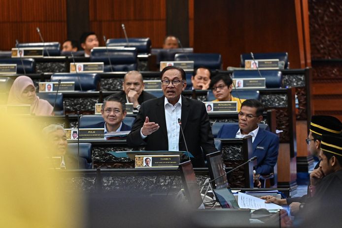 De Maleisische premier Anwar Ibrahim spreekt in het parlement in hoofdstad Kuala Lumpur.