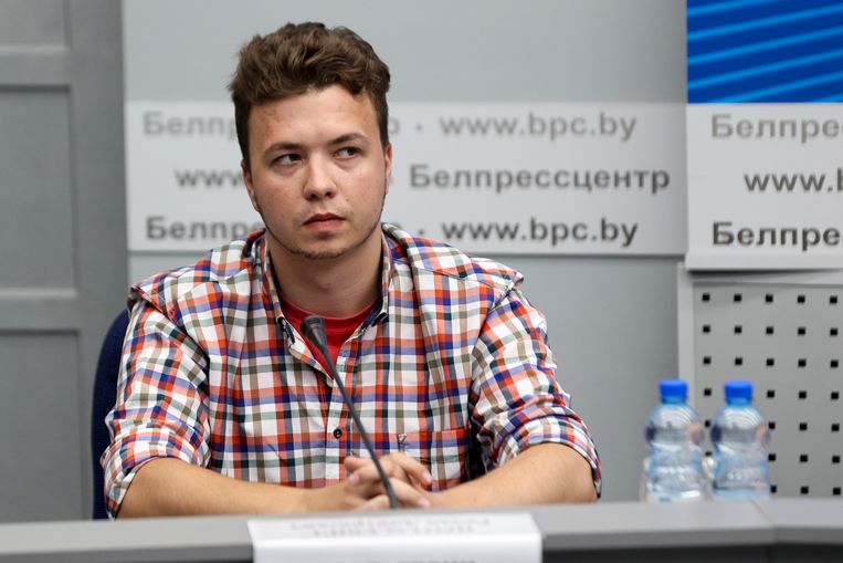 Belarus releases journalist Pratasevich from prison and places him under house arrestar