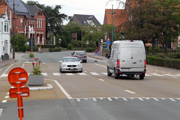 De weg van Aalter naar Eeklo snijdt het dorp Ursel bijna letterlijk in twee.