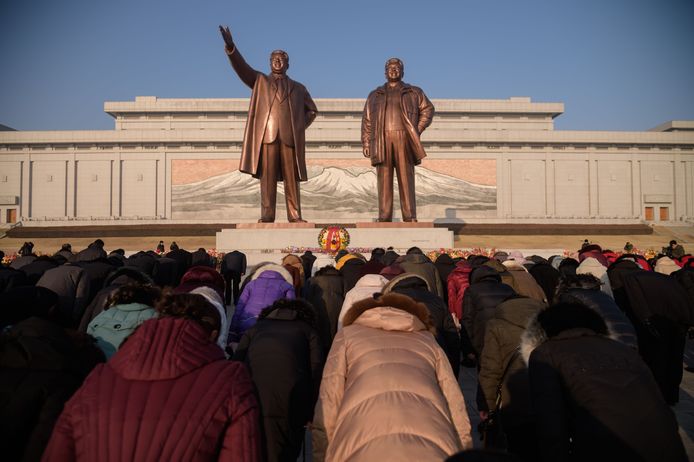 Noord-Koreanen buigen voor de standbeelden van de overleden leiders Kim Il Sung en Kim Jong-il.