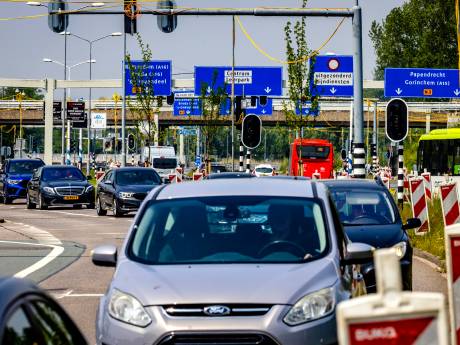 Splinternieuwe verkeerslichten op eerste werkdag in storing; Dordrecht zet verkeersregelaars in