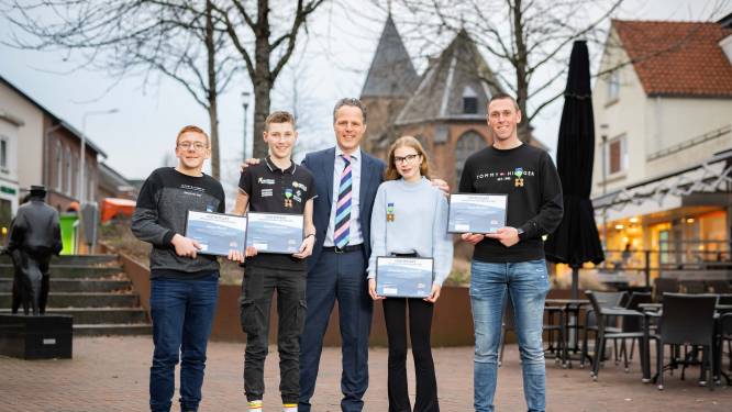 Vier jongeren krijgen speciaal lintje voor hun vrijwilligerswerk in West Betuwe: ‘Het zijn helden’
