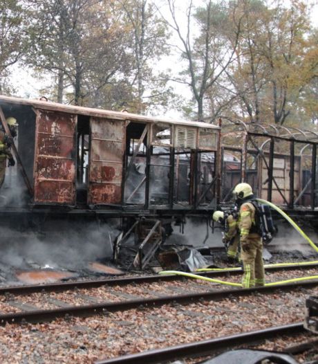 Veluwsche Stoomtrein Maatschappij heeft 50.000 euro nodig om door brand verwoeste wagons te restaureren