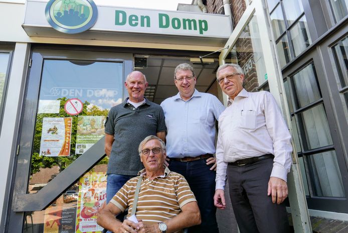In 2019 trokken vier voorzitters van verenigingen die Den Domp aan de bel: renovatie van het gemeenschapshuis in Haaren liet te lang op zich wachten. Zittend: Norbert Verbraak. Staand vlnr rechts: Addy Slaats, Adri van Haaren en Frans van den Oetelaar.