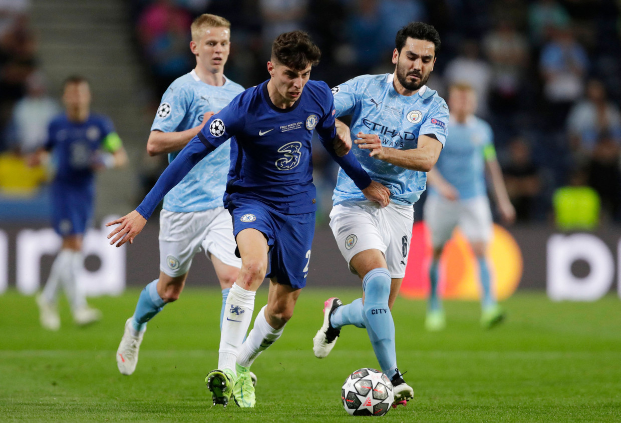 Kai Havertz in duel met middenvelder Ilkay Gundogan van Manchester City. Beeld AFP