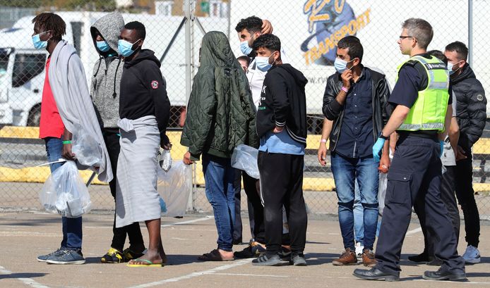 Een groep vluchtelingen die vrijdag met kleine bootjes aankwamen in Dover.