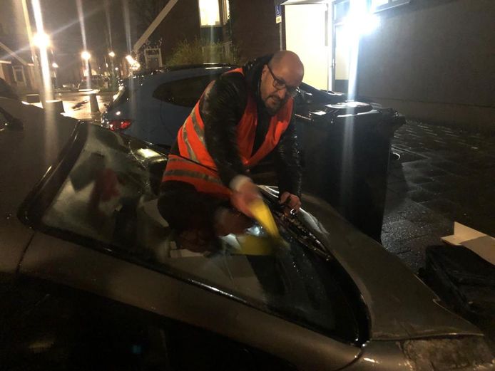 Burgemeester Ahmed Marcouch deelt in Arnhem een waarschuwing uit aan een foutparkeerder. Foto ter illustratie.
