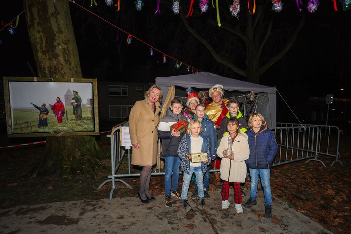 Drie Wijzen naar het oosten in dit geval tijdens de wandelroute door Heteren, want dat is vanaf de Narcissenstraat de looprichting naar het eindpunt van de wandeling.

DG20221220-0008

Burgemeester Patricia Hoytink-Roubos