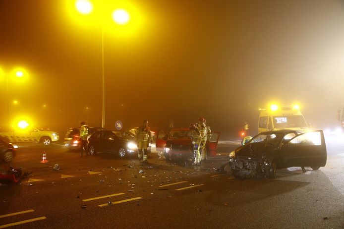 Meerdere auto's waren betrokken bij een ongeluk in de mist op de Ordelseweg in Zwolle.