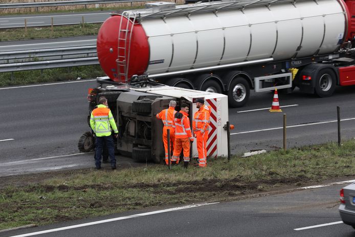 De veegwagen kwam op z’n kant terecht.