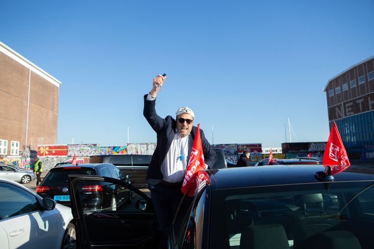 Chauffeur Al Khaid op het NDSM-plein, waarvandaan de stoet vertrok. ‘Ik ben al dertig jaar taxichauffeur, maar het gaat te ver. We hebben veel te lang gewacht.’ Beeld Mariet Dingemans