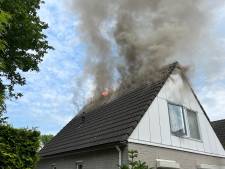 Vlammen slaan uit het dak van woning in Rijen 