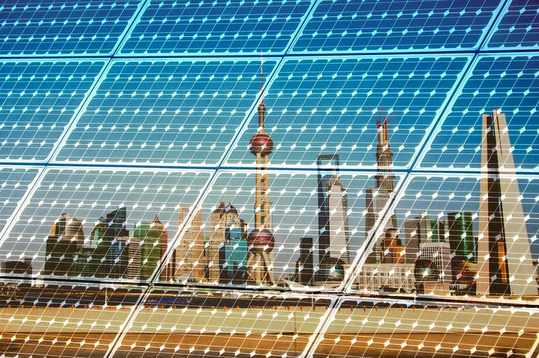 Energiecentrale in Shanghai die op zonne-energie draait. Beeld Getty Images, iStockphoto