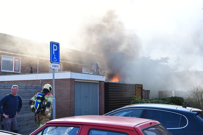 Vlammen schieten uit de schuur aan de Nassaustraat in Maarssen.