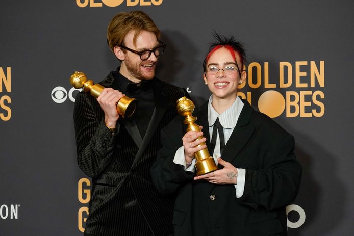 Billie Eilish en broer Finneas met hun Golden Globes voor beste originele liedje.