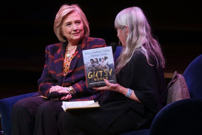 Hillary Clinton in Londen waar ze het boek voorstelt dat ze samen met haar dochter Chelsea schreef: ‘The Book of Gutsy Women’, ofte ‘Het boek over dappere vrouwen’.