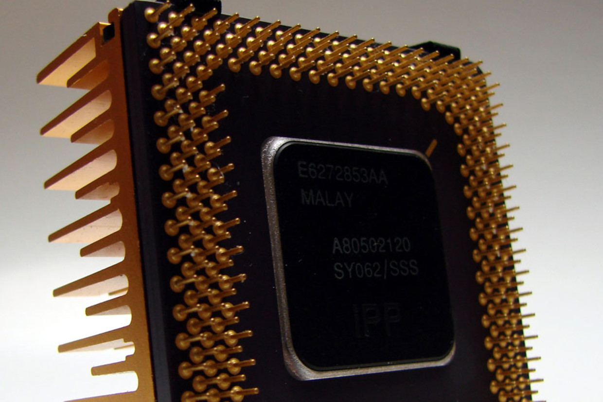 Foto van onderzijde van een Pentium-processor. Zichtbaar aan de andere zijde is de 'heat sink', bedoeld om warmte af te voeren. (Foto Intel) Beeld 