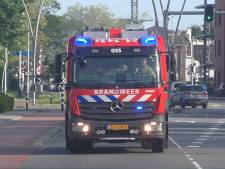 Bedrijfsbusje vliegt in brand in Oss