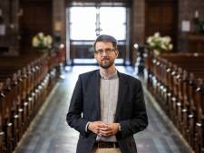 Van bedrijfskundestudent naar priester, Nick (32) deed het: ‘Het is een beetje als smoorverliefd zijn, ik moest wel ‘ja’ zeggen’