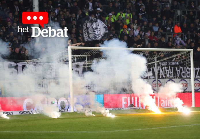 Anderlecht-supporters steken vuurpijlen aan.