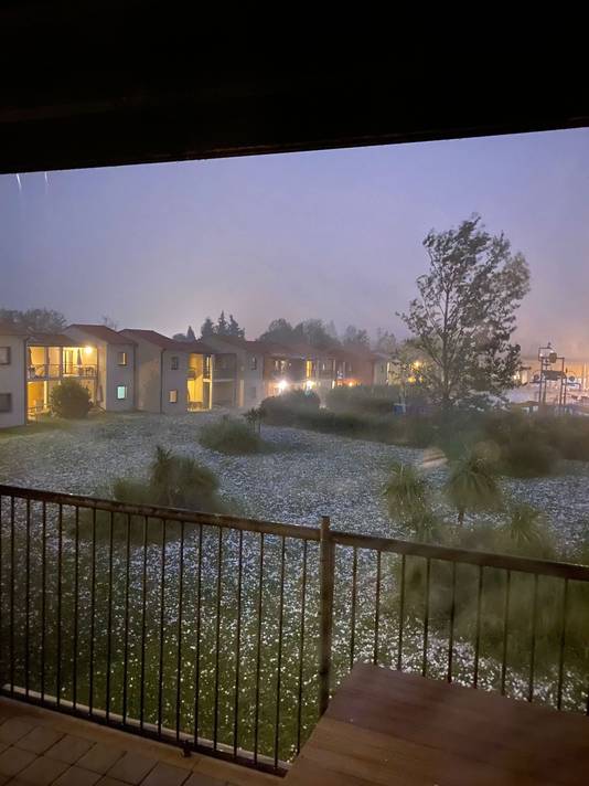 L'erba in una locanda è coperta di chicchi di grandine.