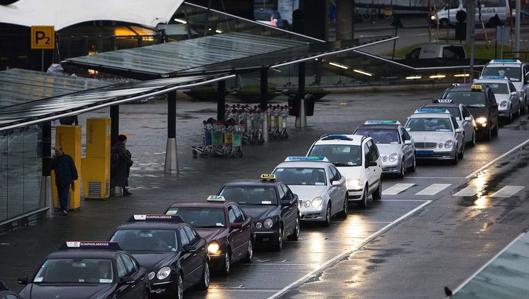 Taxi's bij een standplaats voor de luchthaven Beeld anp