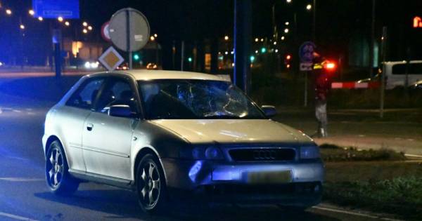 Fietser ernstig gewond bij aanrijding in Enschede: weg voorlopig afgesloten.