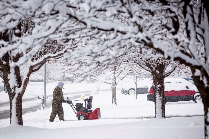 Door de enorme sneeuwval zijn de wegen in het midden van de Verenigde Staten onveilig geworden.