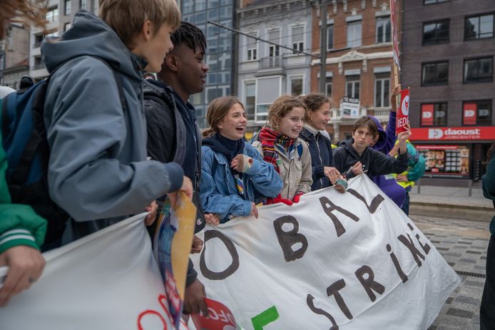 300 jongeren spijbeleden vandaag voor het klimaat in Antwerpen: "Spijbelen? Dit is staken."