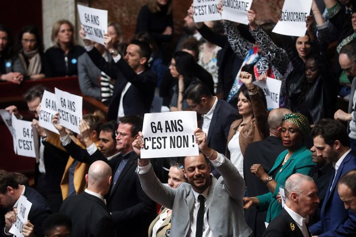 Des députés de la coalition de gauche NUPES (Nouvelle Union Populaire Ecologique et Sociale) contestent l'adoption de la loi sur les retraites sans vote du Parlement (Assemblée nationale, Paris, 16 mars 2023)