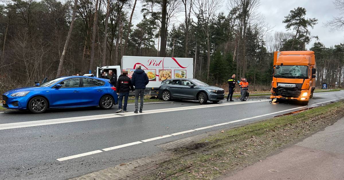 Lesauto en vrachtwagens betrokken bij kettingbotsing in Schalkhaar: ‘Leerzaam, maar niet leuk’.