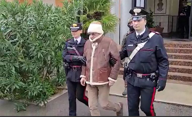 Screenshot van videobeelden waarop te zien is hoe maffiabaas Matteo Messina Denaro in Palermo wordt gearresteerd, na dertig jaar op de vlucht te zijn geweest.  Beeld AFP