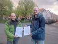 Buurtbewoners Abdel Hammich en Chris Wauman met de petitie van de Elisabethwijk