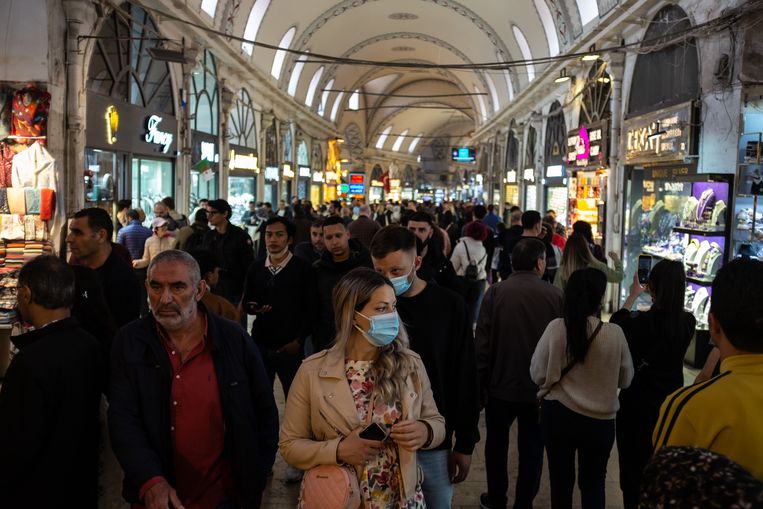 De Grand Bazaar in Istanbul, een van de grootste overdekte markten ter wereld. De inflatie in Turkije steeg in april naar bijna 70 procent op jaarbasis. Beeld Getty Images