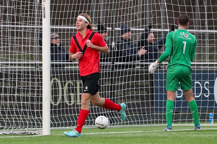 Splinter de Mooij viert zijn doelpunt (2-1), TEC-goalie Nick van den Dam baalt.