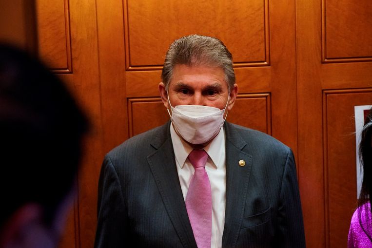 Joe Manchin staat vaak dichter bij de Republikeinen dan bij zijn eigen partij.  Beeld REUTERS