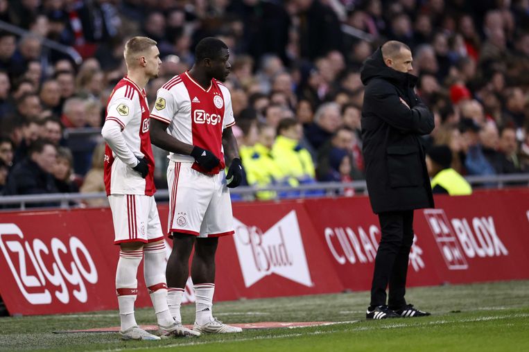 Kenneth Taylor, Brian Brobbey en coach John Heitinga tijdens de wedstrijd tussen Ajax-NEC Nijmegen in de Johan Cruijff ArenA op 5 maart. Beeld ANP