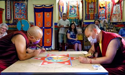 Na dagenlang zwoegen komt een verrassend eind aan kunstwerk van Tibetaanse lama’s: ‘Dat is traditie’