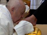 Paus wast en kust voeten van twaalf vrouwelijke gevangenen